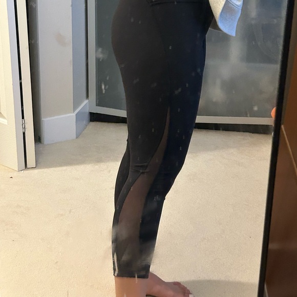 Lululemon cropped leggings with mesh cutout - Picture 3 of 3